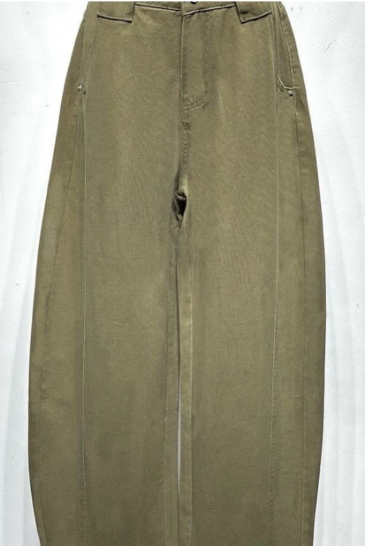 Femme portant un jean coupe large beige et un pull col roulé blanc, dans un style automne chic