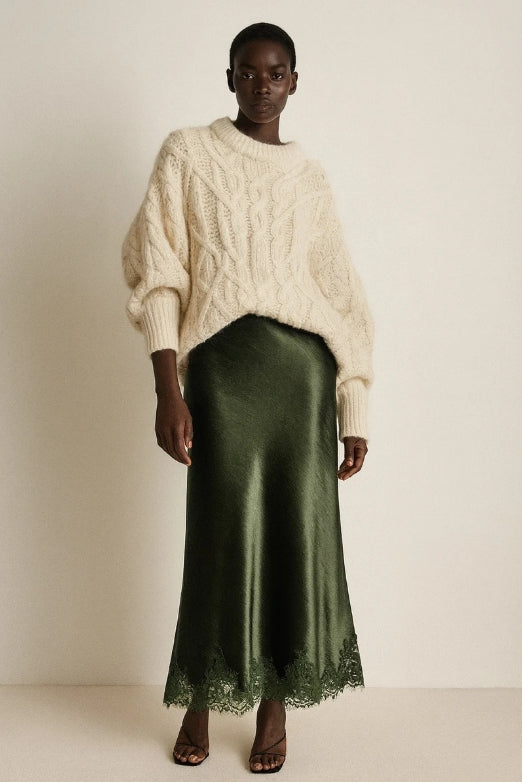 Jupe satin marron longue, coupe fluide, détail dentelle – vue portée