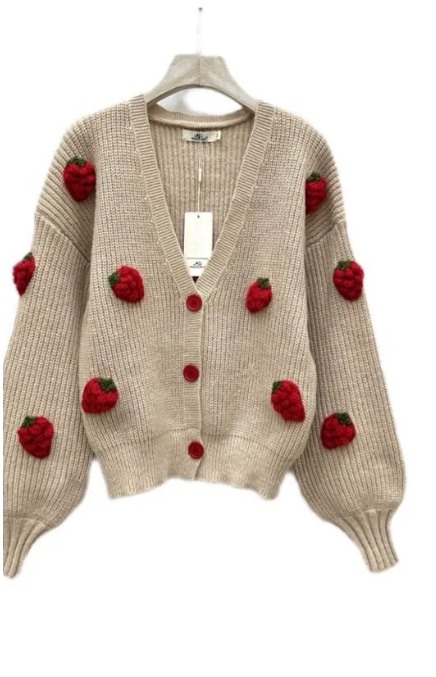 Gilet Beige en Maille Motifs Fraises – Cardigan Oversize Automne/Hiver Femme | Collection 2025/2026