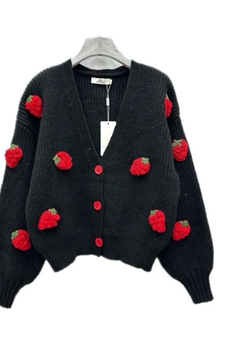 Gilet Beige en Maille Motifs Fraises – Cardigan Oversize Automne/Hiver Femme | Collection 2025/2026