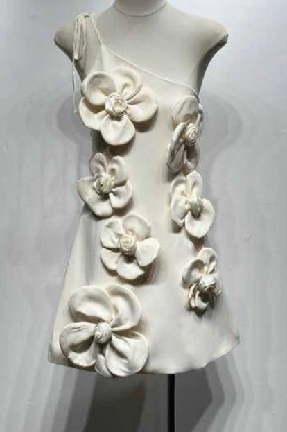 Robe Courte Asymétrique à Fleurs 3D – Effet Couture & Look Été | Collection Spring/Summer 2026